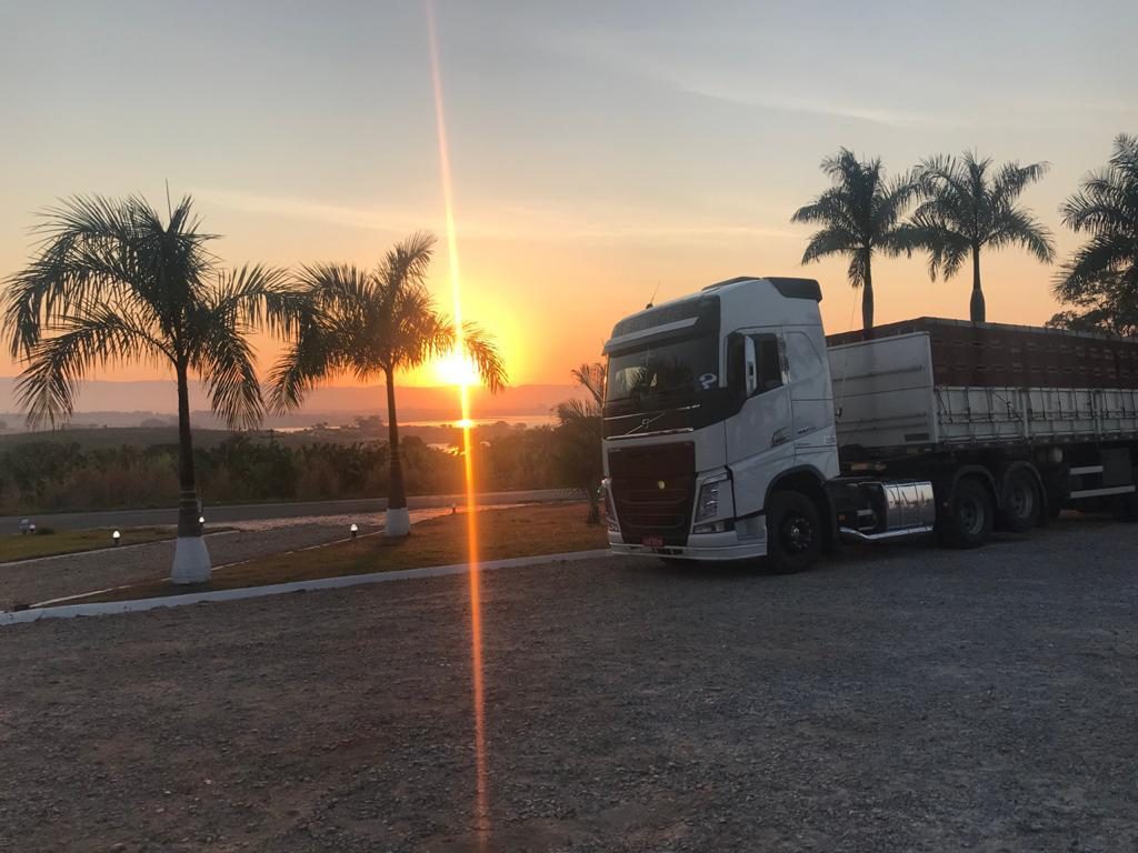 Caminhão Bendito Serei Bananas ao entardecer